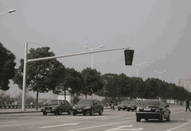 剎車時, 離合剎車該不該一起踩? 別聽駕校教練那一套, 都是錯的!