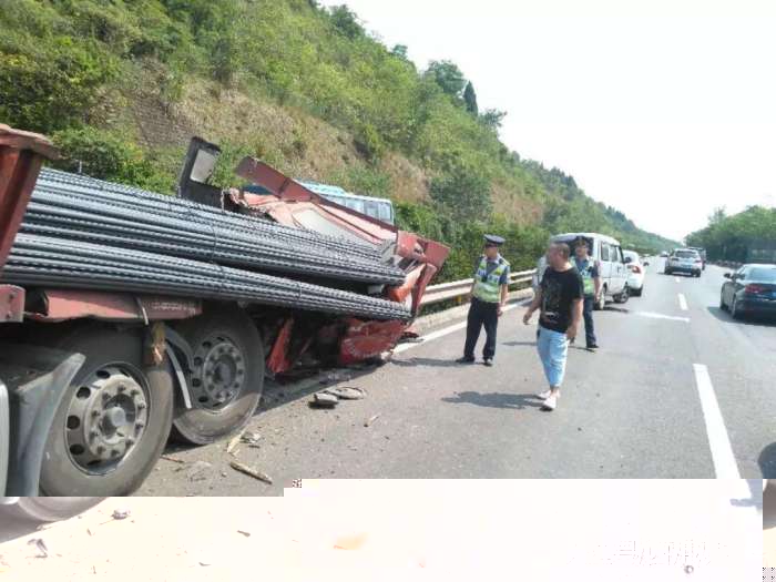 成綿高速發生多車追尾 車輛積壓嚴重