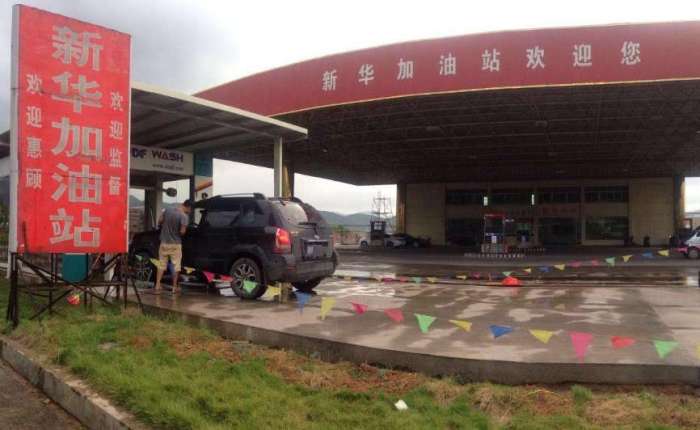 為啥私營加油站油價便宜還免費洗車? 知道內幕后, 車主冒了一身汗