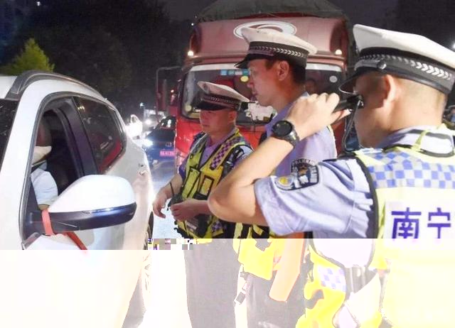 喝完一瓶啤酒過多久才能開車？交警：過了這個點，查不出一點酒精