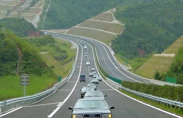 雨雪天開雙閃燈的車主很無知, 這些人已經違法了!
