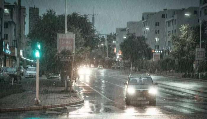 雨天開車危險系數大, 一定要牢記這幾個“保命技巧”!
