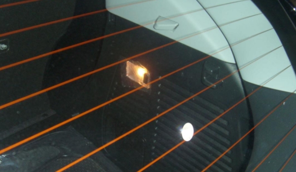 汽車后窗玻璃加熱絲斷了怎么辦 需要更換后窗玻璃（無(wú)法進(jìn)行修復(fù)）
