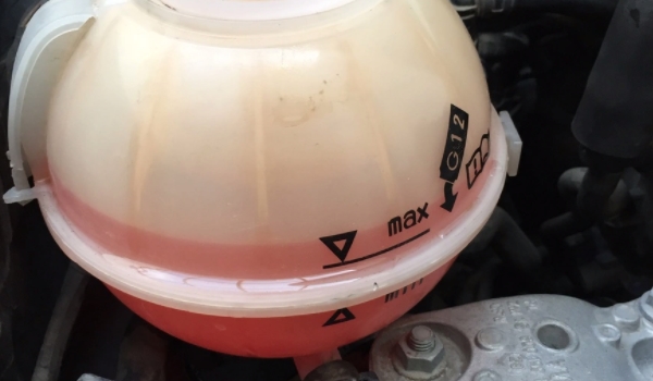 汽車防凍液的作用 防凍、防腐、防水垢、防開鍋（兩年或4萬公里）