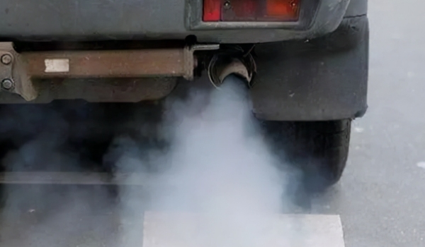 汽車尾氣超標怎么解決 更換火花塞、三元催化器、清理進排氣系統