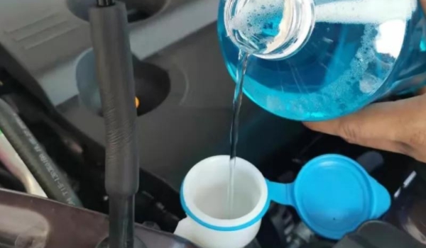 鋒蘭達玻璃水在哪里加圖片 在發動機艙的左下角位置進行添加