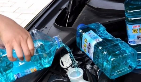 鋒蘭達玻璃水在哪里加圖片 在發動機艙的左下角位置進行添加