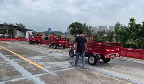 摩托車駕照怎么考 到駕校或車管所報名考取（共三科考試）
