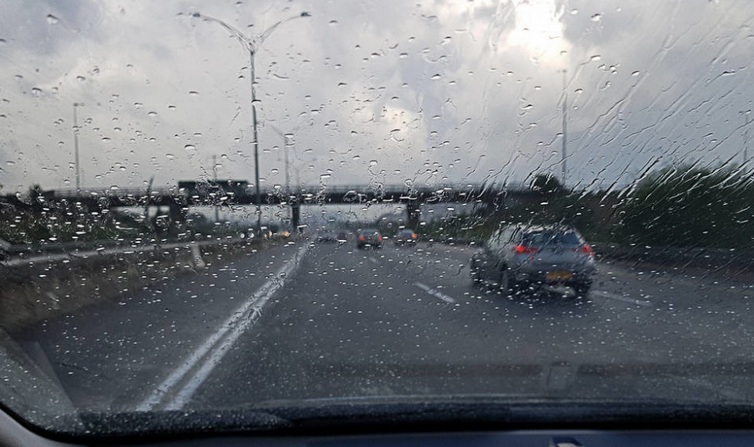 車窗有霧氣開內循環還是外循環