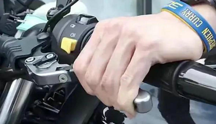 摩托車換擋需要捏離合嗎