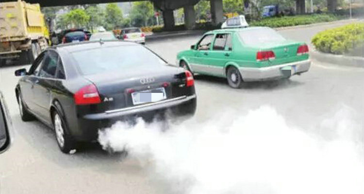 汽車冒白煙味道刺鼻是不是燒機油