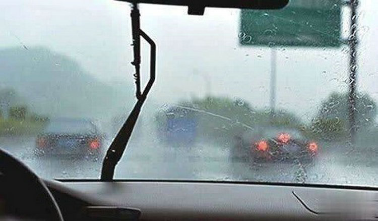 冬天車內前擋風玻璃有水珠怎么辦