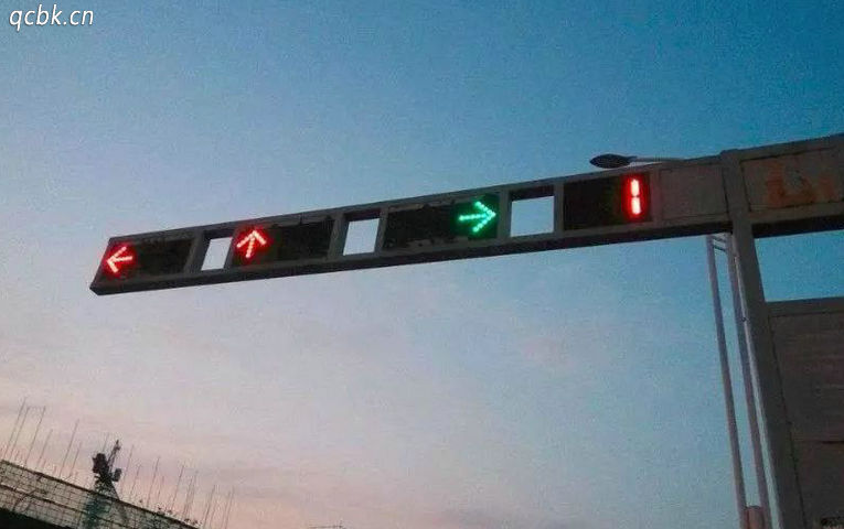 車輛右轉彎受紅燈限制嗎