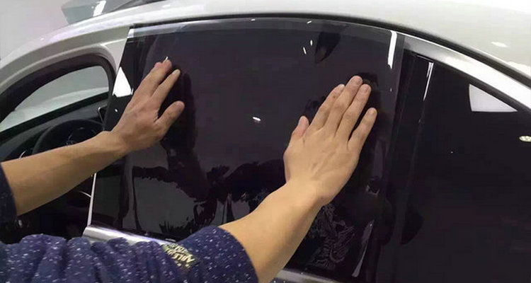 如何貼汽車(chē)玻璃膜 玻璃貼膜的正確方法