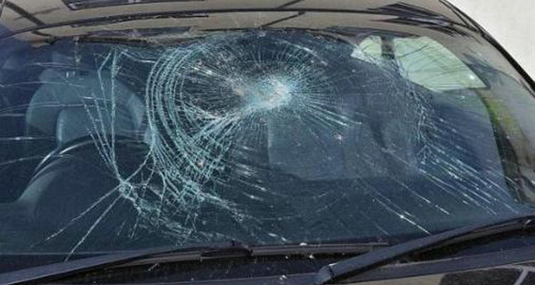 汽車(chē)前擋玻璃有劃痕怎么處理修復(fù)