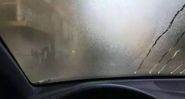 汽車前擋風玻璃膜起泡怎么修復