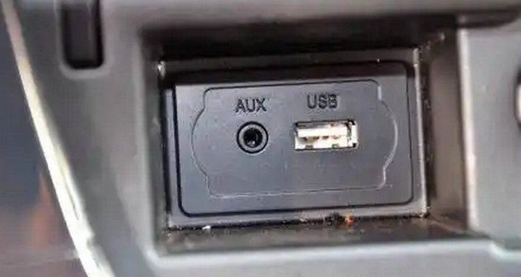 車(chē)載aux接口有什么用 車(chē)載aux接口怎么用
