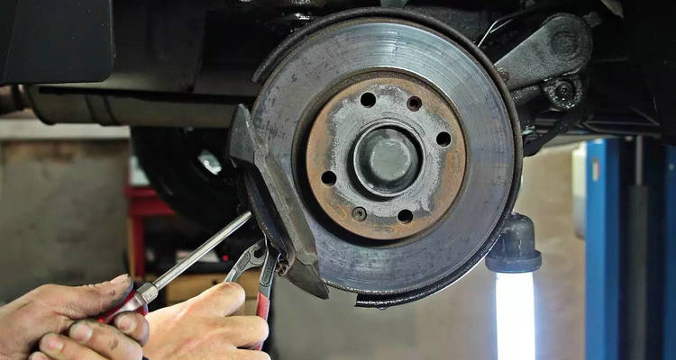 汽車剎車片更換流程 更換剎車片操作步驟