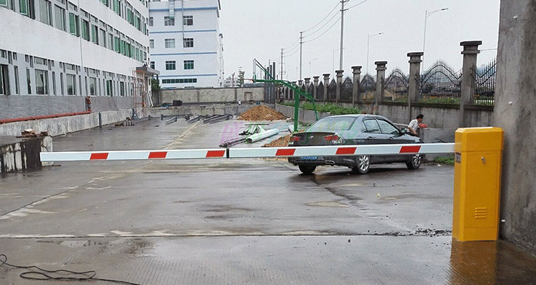 停車場(chǎng)出口抬桿了車沒(méi)開出去怎么辦