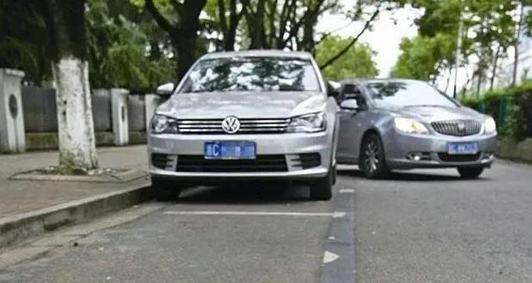 明明車停著為什么感覺(jué)車往前走了