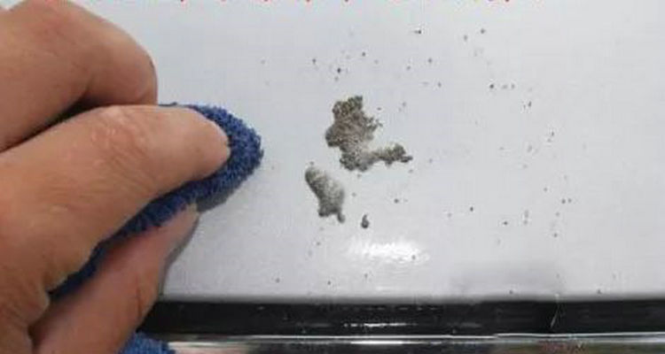 車漆表面有鐵銹點(diǎn)一樣的污漬怎么去除