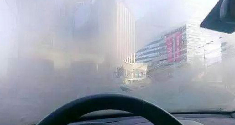 汽車擋風玻璃內部起霧怎么辦