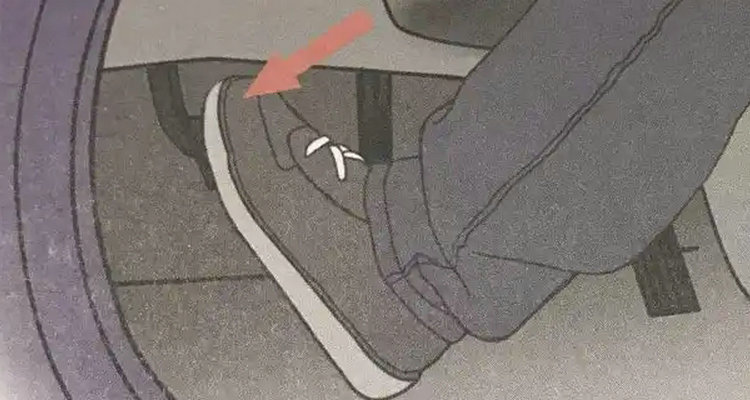 手動(dòng)擋汽車起步松離合器的正確方法