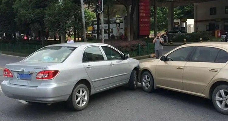 直行和右轉彎車輛碰了是誰的責任