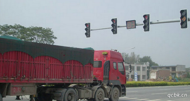 跟在貨車后面誤闖紅燈會被拍到嗎
