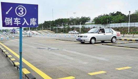 科目二倒車入庫點位圖，到點就需要打方向、剎車、踩離合