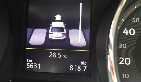 自動泊車入位，方便實(shí)用（不用擔(dān)心停車技術(shù)了）