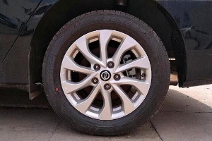 日產軒逸輪胎規格型號 采用兩種輪胎規格（205/60 R16和205/50 R17）