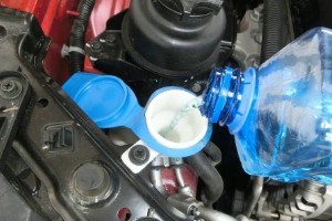本田crv這款車玻璃水加哪里 位于發動機艙左上角的位置