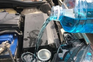 比亞迪漢玻璃水在哪個口加 位于發動機艙左下角位置