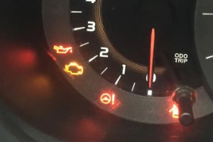 發動機故障標志亮燈 有8種原因導致(發動機沒有維護)