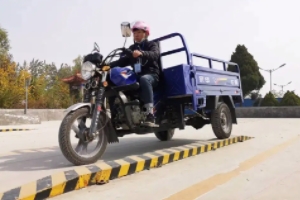 有小車(chē)駕駛證怎么考摩托車(chē)駕駛證 到駕校報(bào)考就可以（要滿(mǎn)足條件）