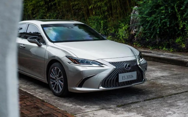享譽全球的經典車型 雷克薩斯es300h新款價格多少