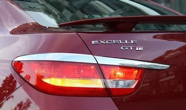 什么是高位剎車燈，分為鹵素和LED燈（常見的是鹵素燈）