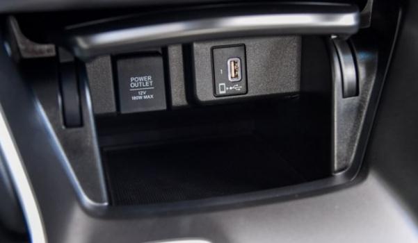 USB/Type-C接口數量，充電娛樂都滿足（USB接口很方便）