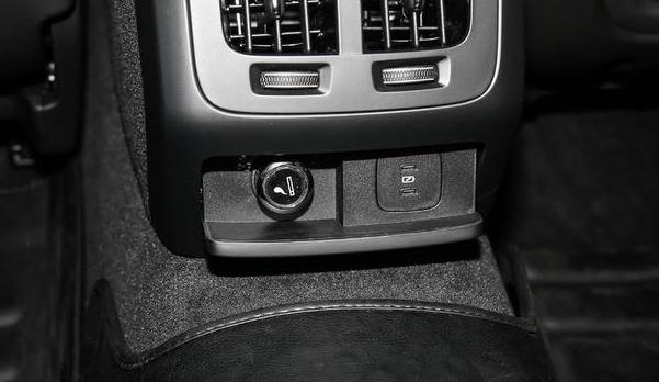 USB/Type-C接口數量，充電娛樂都滿足（USB接口很方便）