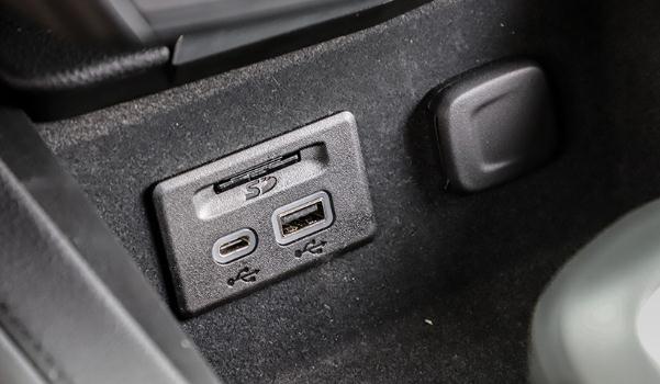 USB/Type-C接口數量，充電娛樂都滿足（USB接口很方便）