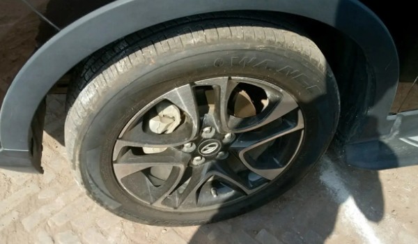 東南dx7輪胎型號(hào) 輪胎型號(hào)為235/55 r18