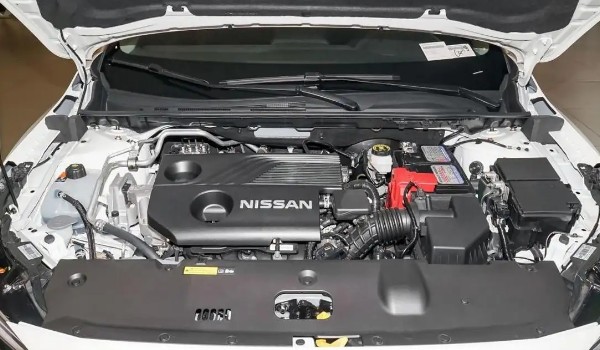 日產軒逸空氣濾芯在哪里 在發動機艙右下角位置