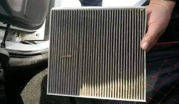 福特蒙迪歐空調濾芯在什么位置 在副駕駛手套箱的內側