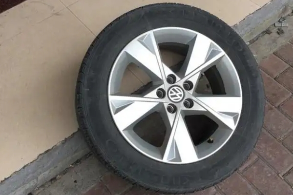 大眾寶來輪胎規格型號 采用兩種規格型號（195/65 R15和205/55 R16）