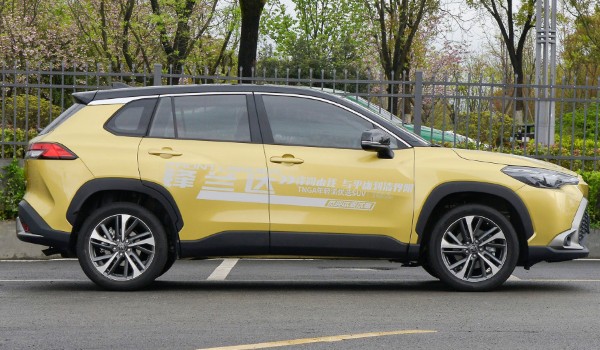 豐田鋒蘭達(dá)的尺寸多少 車身長(zhǎng)達(dá)4.4米(車身軸距為2640mm)