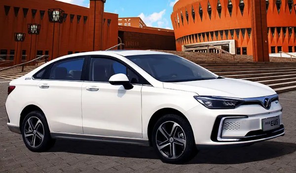北汽eu5純電動汽車參數(shù) 續(xù)航可達401km(車身長達4.6米)