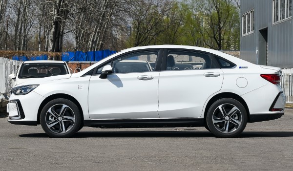 北汽eu5純電動汽車參數(shù) 續(xù)航可達401km(車身長達4.6米)