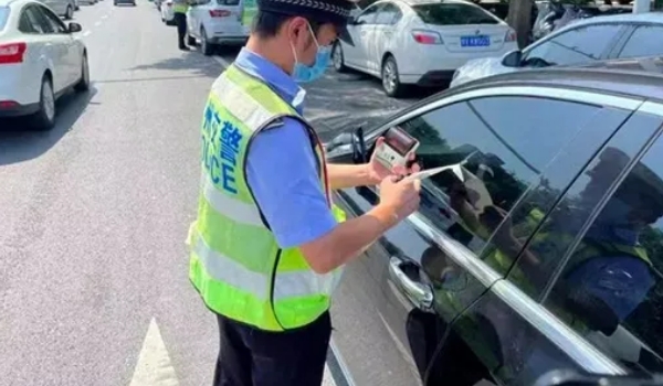 違停扣多少分罰款多少，具體看處于什么地方（市區違停只罰款200元不扣分）