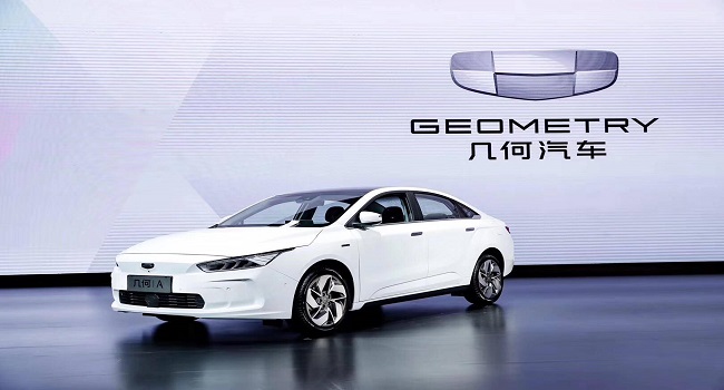 吉利電動汽車5萬左右，續航322km充電半小時